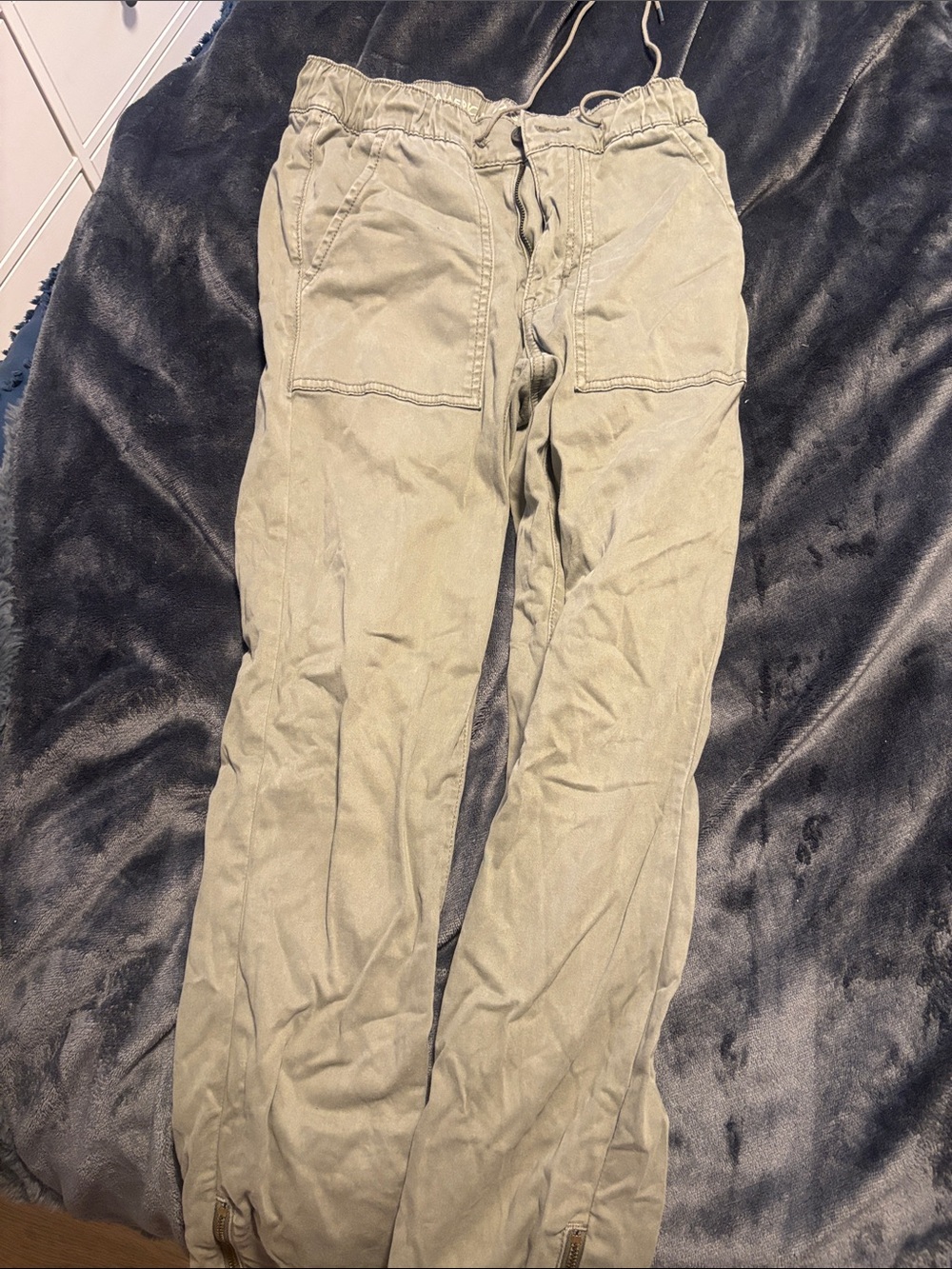American Eagle Outfitters Women's Olive Cargo Jeans